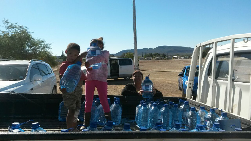 Al-Imdaad Foundation’s offices in the Western Cape recently reached out with water distributions to the community of Matjiesfontein in the Karoo who have been badly affected by the recent drought